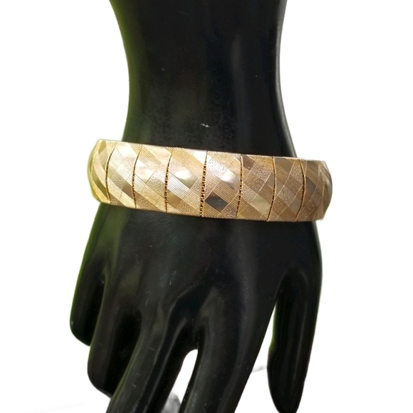 VINTAGE 1960s GOLDPLATED MESH & TEXTURED PANEL STATEMENT BRACELET - Picture 1 of 6